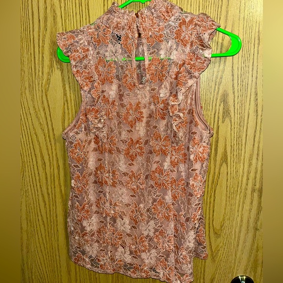 Adorable Lacey ruffled blouse - Picture 5 of 8